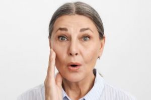 Bukan pakai skincare antiaging, ini cara atasi garis halus dan flek akibat penuaan dengan 1 jenis daun