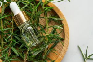 Bantu atasi kerontokan, ini 9 kegunaan rosemary oil untuk kesehatan rambut