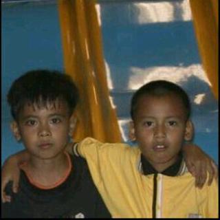 Bocah ini gedenya sukses jadi member boyband, kini banting setir kerja jadi kru wedding organizer