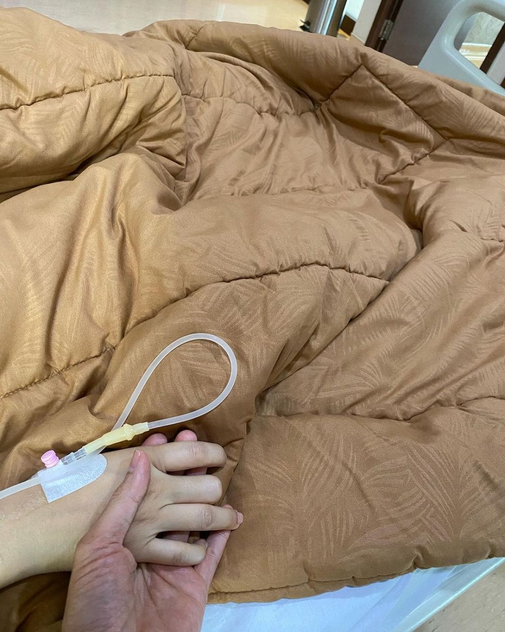 Unggah foto tangan diinfus, begini curhatan Shireen Sungkar usai jalani operasi kista kedua kalinya
