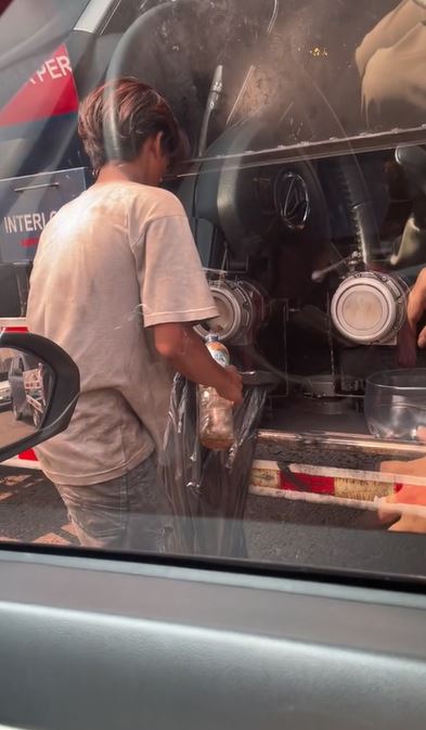 Momen pria diam-diam ambil bensin dari truk tangki di jalanan, disebut normal day di Jakarta Utara