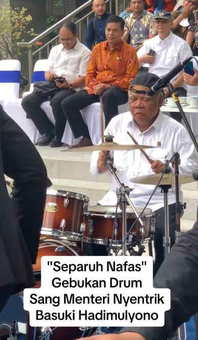 Momen kocak Basuki Hadimuljono tampil nyentrik main drum di UGM, tetap pede meski tempo kejar-kejaran