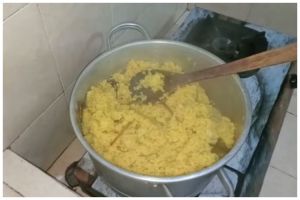 Tanpa diaron, ini cara cepat masak nasi kuning yang hasilnya pulen dan tidak cepat basi