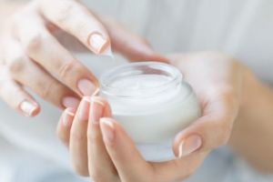 Bukan pakai madu dan olive oil, ini cara atasi keriput dengan night cream dari 1 jenis minyak