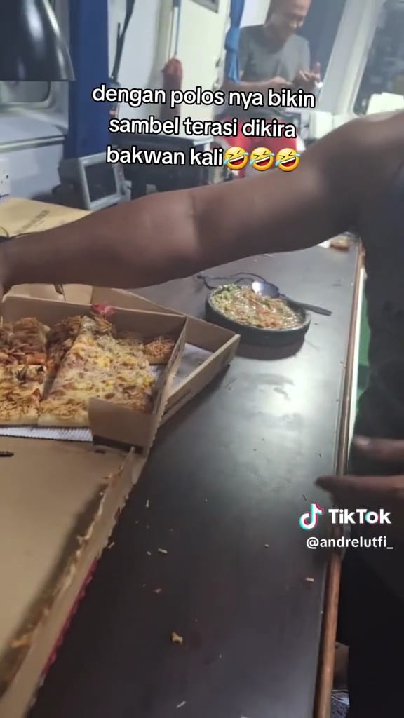 Cara nyeleneh makan pizza ala bapak ini bikin tepuk jidat, berasa makan bakwan