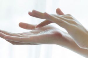 Bukan dengan garam, ini trik lembutkan tangan kasar dan kering pakai scrub dari 1 jenis bahan pemanis