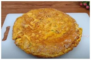 Tanpa ditambah tepung atau air, ini cara bikin telur dadar lebih tebal, padat, dan matang sempurna