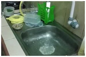 Tak perlu dibongkar, ini cara mengatasi wastafel cuci piring mampet pakai 1 bahan