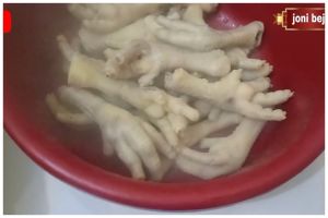Hemat gas dan cuma 15 menit, ini trik merebus ceker ayam agar empuk, tak bau amis, dan bebas lendir