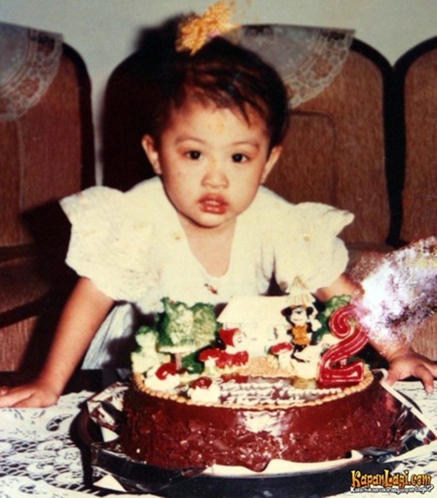 Dulu pernah jualan baju anak di pasar, bocah ini gedenya sukses jadi artis dan dinikahi konglomerat