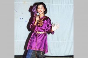 Dulu pernah jualan baju anak di pasar, bocah ini gedenya sukses jadi artis dan dinikahi konglomerat