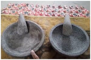 Tak perlu direndam dalam air, begini trik mudah membedakan cobek batu asli dan palsu