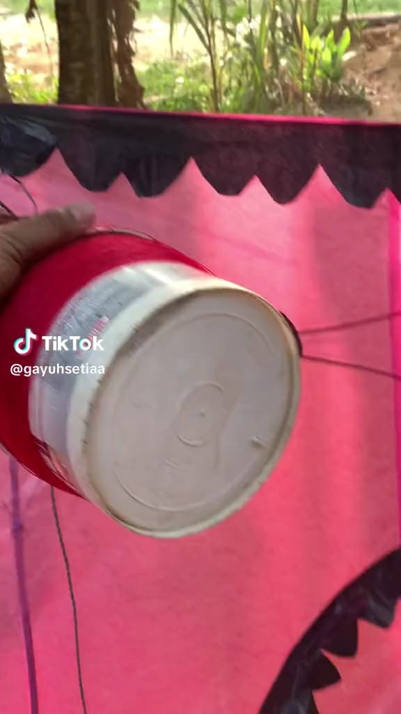 Desain layangan mirip pakaian dalam ini nyeleneh banget, auto jadi rebutan ketika putus