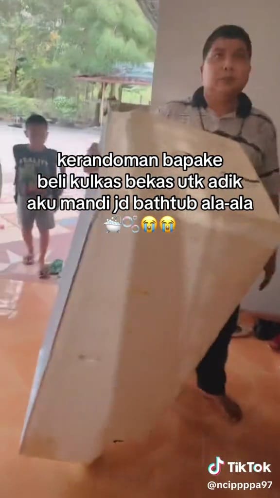 Bapak ini sulap kulkas bekas jadi bathtub buat anak, penampakannya bikin kagum