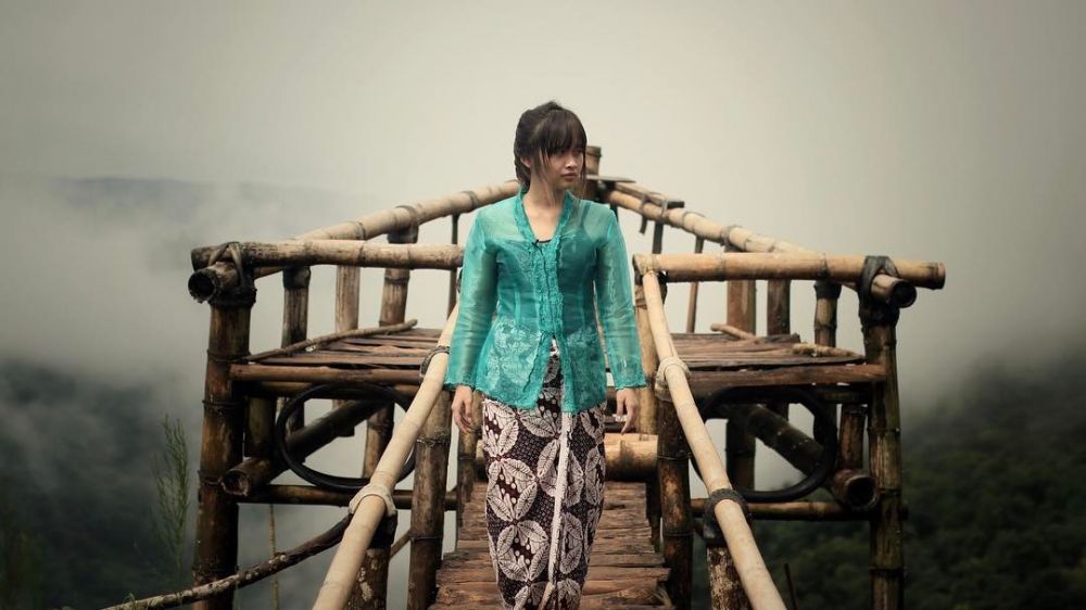 Biasa tampil tomboi, 9 potret Gritte Agatha saat kenakan kebaya ini anggun dan manglingi pol