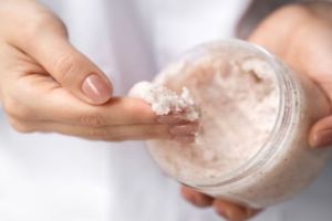 Bukan dengan kopi, begini trik haluskan dan cerahkan kulit pakai body peeling dari 1 jenis minyak