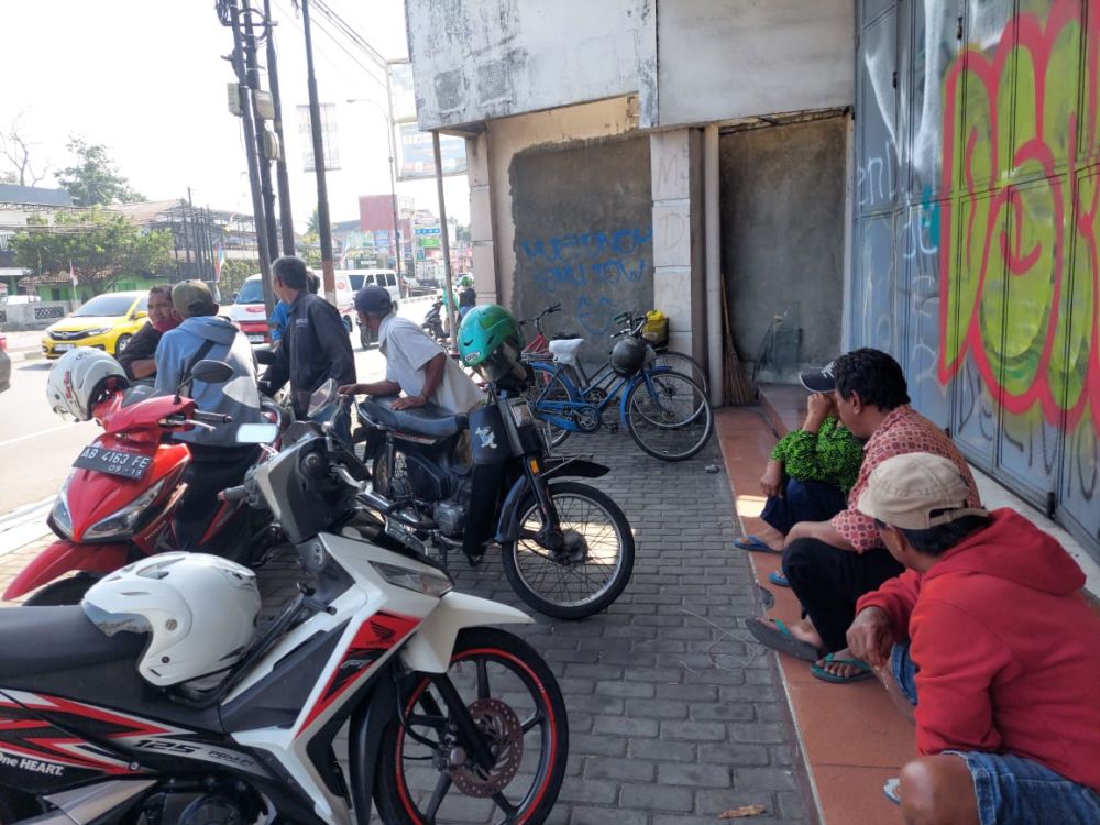 Kerasnya perjuangan kuli pangkalan menanti job, mengais nafkah di kantor 'Depnaker' Kalasan