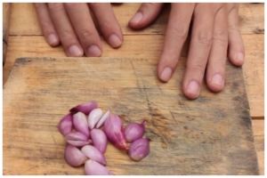 Cuma pakai 1 bahan minuman, ini cara hilangkan bau bawang merah di tangan