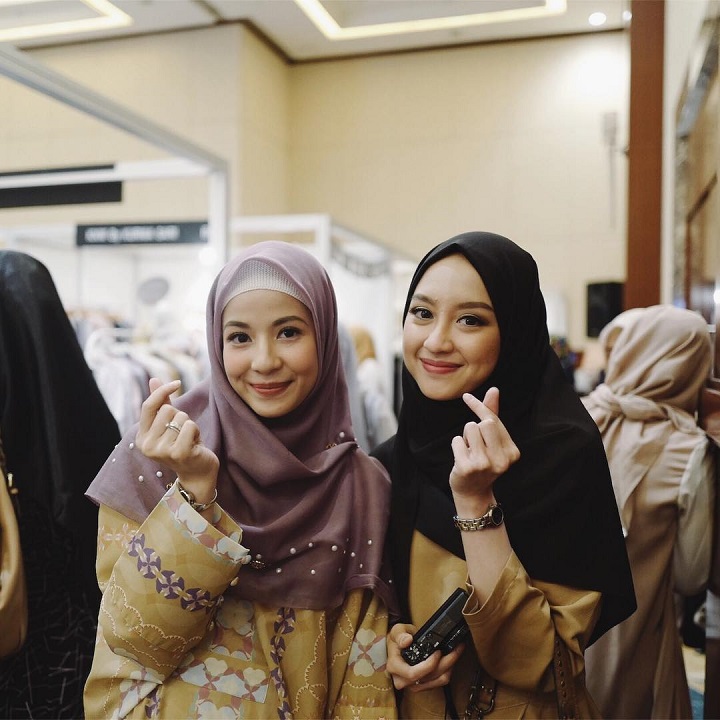 Ternyata bestie sejak lama, ini 10 potret kebersamaan Gita Savitri dan Natasha Rizky bak anak kembar