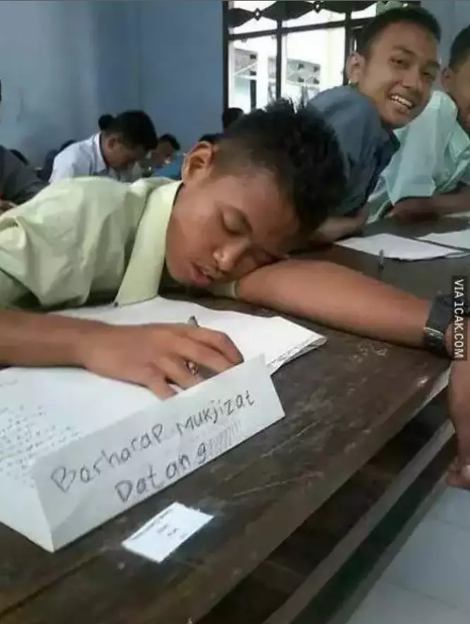 11 Potret nyeleneh kelakuan pelajar di kelas ini bikin tepuk jidat, auto dipanggil guru BK