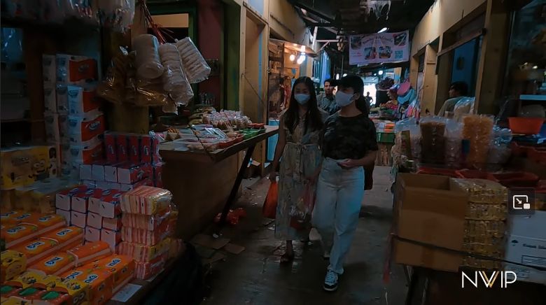 Gaya 11 pesinetron cantik tak gengsi belanja ke pasar, style Nikita Willy kenakan sneakers seperti ke 