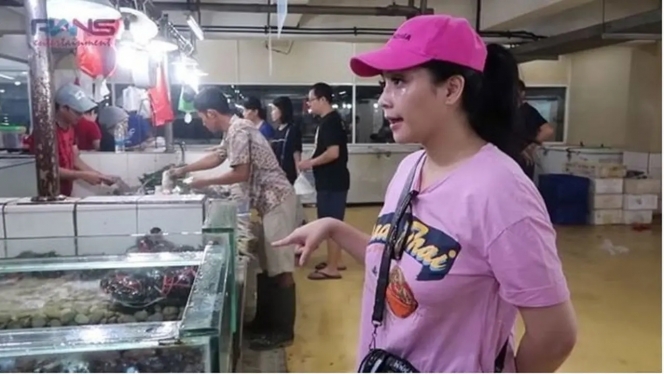 Gaya 11 pesinetron cantik tak gengsi belanja ke pasar, style Nikita Willy kenakan sneakers seperti ke 