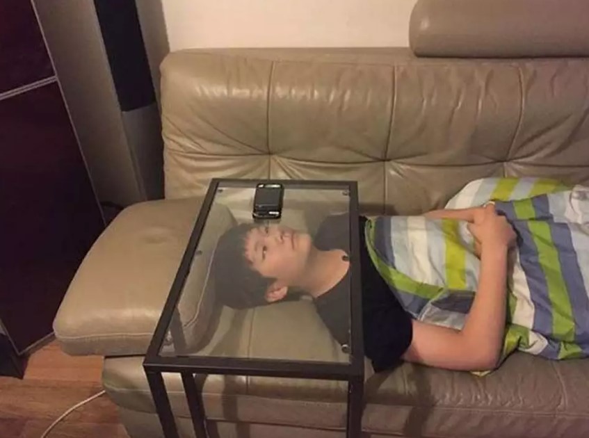 13 Potret kocak orang mager nonton film pakai gadget, idenya kreatif abis