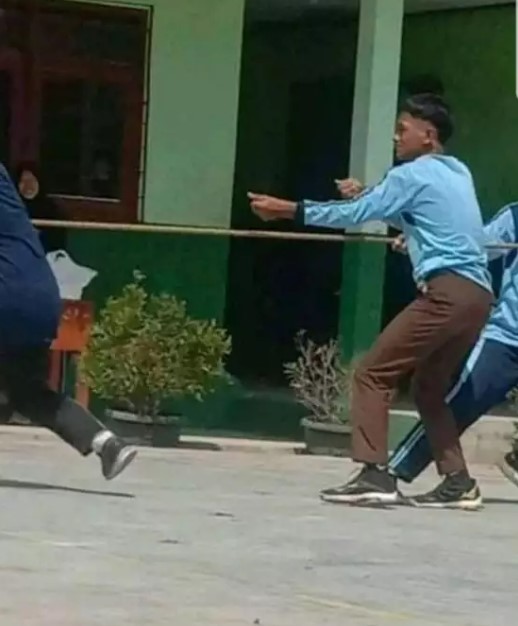 13 Potret lucu kerja sama teman ini bukannya jadi enteng malah bikin tepuk jidat