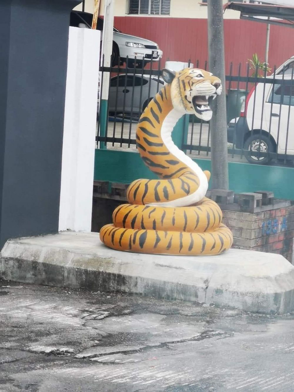 13 Potret kocak tugu macan ini bentuknya jauh dari kata sangar, bikin geleng kepala