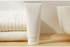 Tidak dipotong jadi dua, ini trik mengambil sisa moisturizer di botol tube agar bisa dipakai kembali