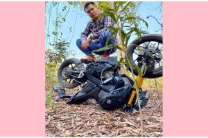 11 Potret kocak pose nyeleneh orang dengan benda kesayangan ini hasrat pamernya tak terbendung