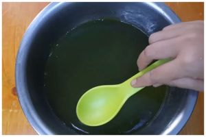 Cukup tambah 2 bahan dapur, ini trik membuat cincau agar tak bau daun dan berbusa walau tanpa diremas