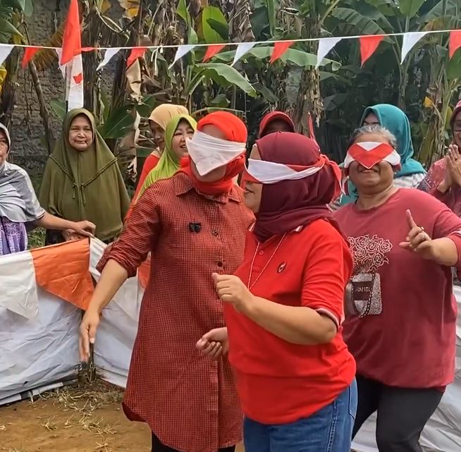 Momen kocak emak-emak Citayam lomba tangkap ayam ini endingnya bikin nggak habis pikir