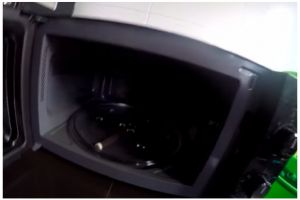 Bukan baking soda, ini trik simpel basmi bau tidak sedap di microwave cuma pakai 1 bahan dapur