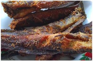 Tanpa ditambah tepung terigu, ini trik menggoreng lele biar tekstur renyah dan minyaknya nggak meletup