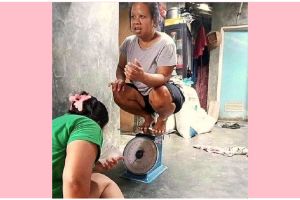 11 Potret kocak kelakuan emak-emak kalau lagi gabut di rumah, aksinya absurd abis