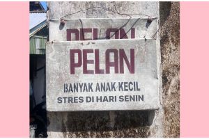 11 Potret kocak imbauan 'pelan-pelan' di gang padat penduduk ini tulisannya nyeleneh abis