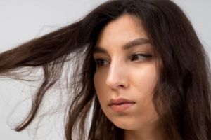 Tak pakai minyak kelapa, begini cara tumbuhkan rambut yang mudah rusak dengan 1 jenis bahan pemanis