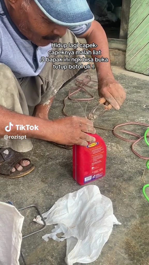 Aksi kocak bapak-bapak buka tutup oli ini bikin ngakak, sudah pakai segala alat tetap kesulitan