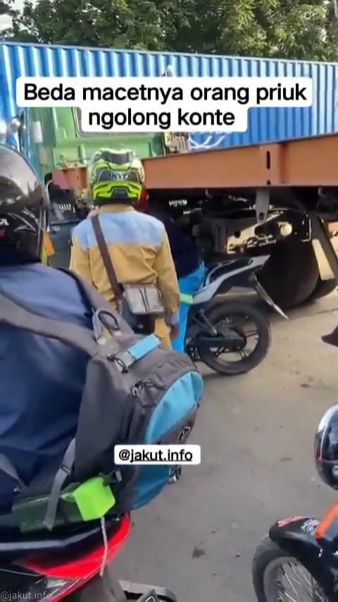 Sulitnya sabar saat macet bikin pengendara motor ini nyelip di kolong truk kontainer, aksinya ngeri