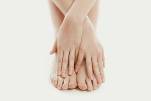 Tanpa lotion mahal, ini trik cerahkan kulit tangan dan kaki yang belang pakai 1 jenis umbi-umbian