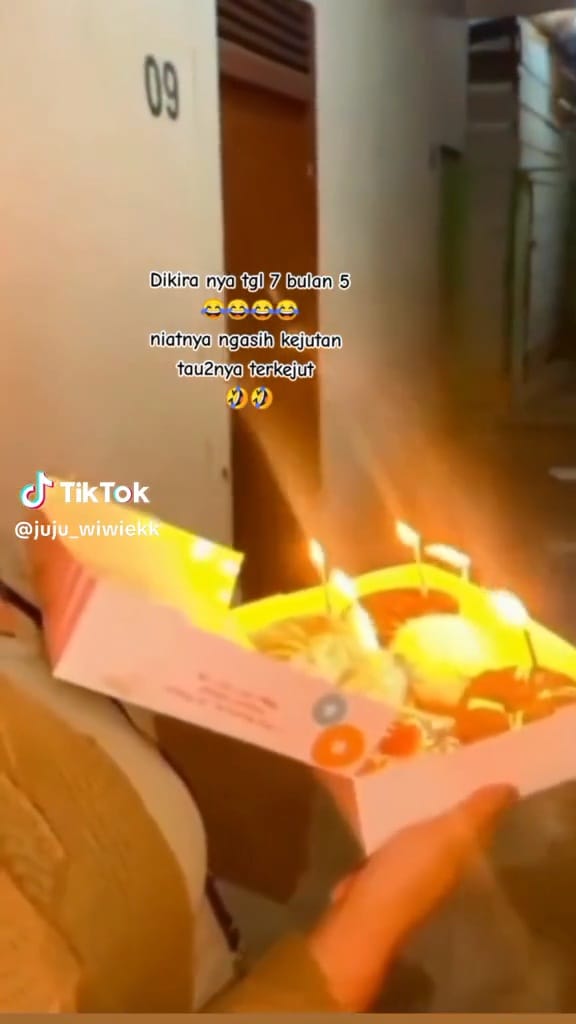 Momen wanita salah tanggal saat kasih surprise ultah ke teman ini bikin ngakak, endingnya malu abis