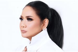 Wajah bebas kerutan di usia 64 tahun, ini cara Vina Panduwinata jaga kecantikan kulit agar awet muda