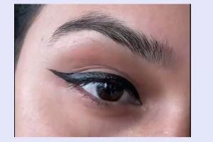 Aksi wanita tunjukkan fungsi lain dari sisir untuk rias wajah ini bikin hasil makeup antigagal