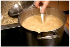 Bukan ditambah air atau kentang, ini trik atasi masakan berkuah yang keasinan pakai 1 bahan makanan