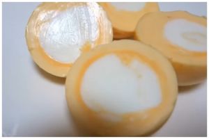 Cuma butuh bantuan 2 alat, ini trik antimainstream masak telur rebus agar kuningnya di luar