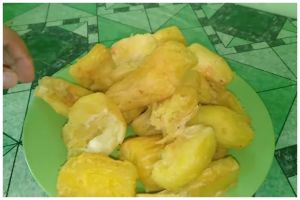 Tanpa dikukus atau direbus dulu, ini trik goreng singkong empuk dan merekah ala pedagang gorengan