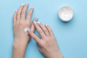 Bukan dengan kopi dan kunyit, begini cara memutihkan kulit pakai body bleaching dari 1 jenis tepung