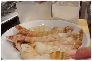 Tak perlu jeruk nipis, ini cara cuci udang agar bersih dan bebas bau amis pakai 2 bahan dapur