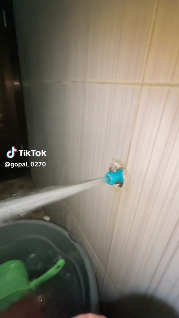 Momen kocak keran patah waktu air lagi kencang-kencangnya ini bikin panik, nyemburnya jauh banget lagi
